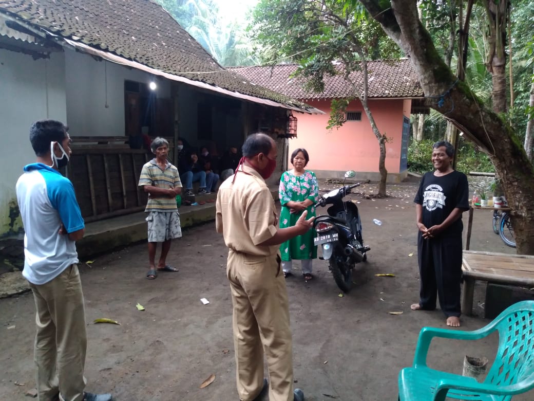 Lurah dan Satgas melakukan Edukasi warga asli nomporejo yang mudik dari Jakarta